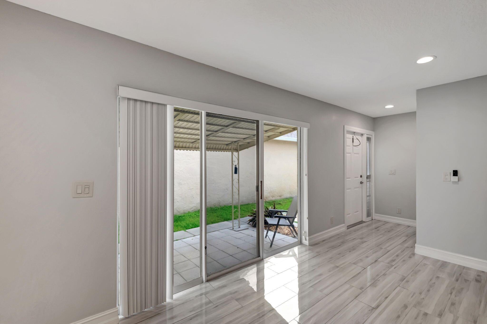 5846 Mirror Lakes Boulevard