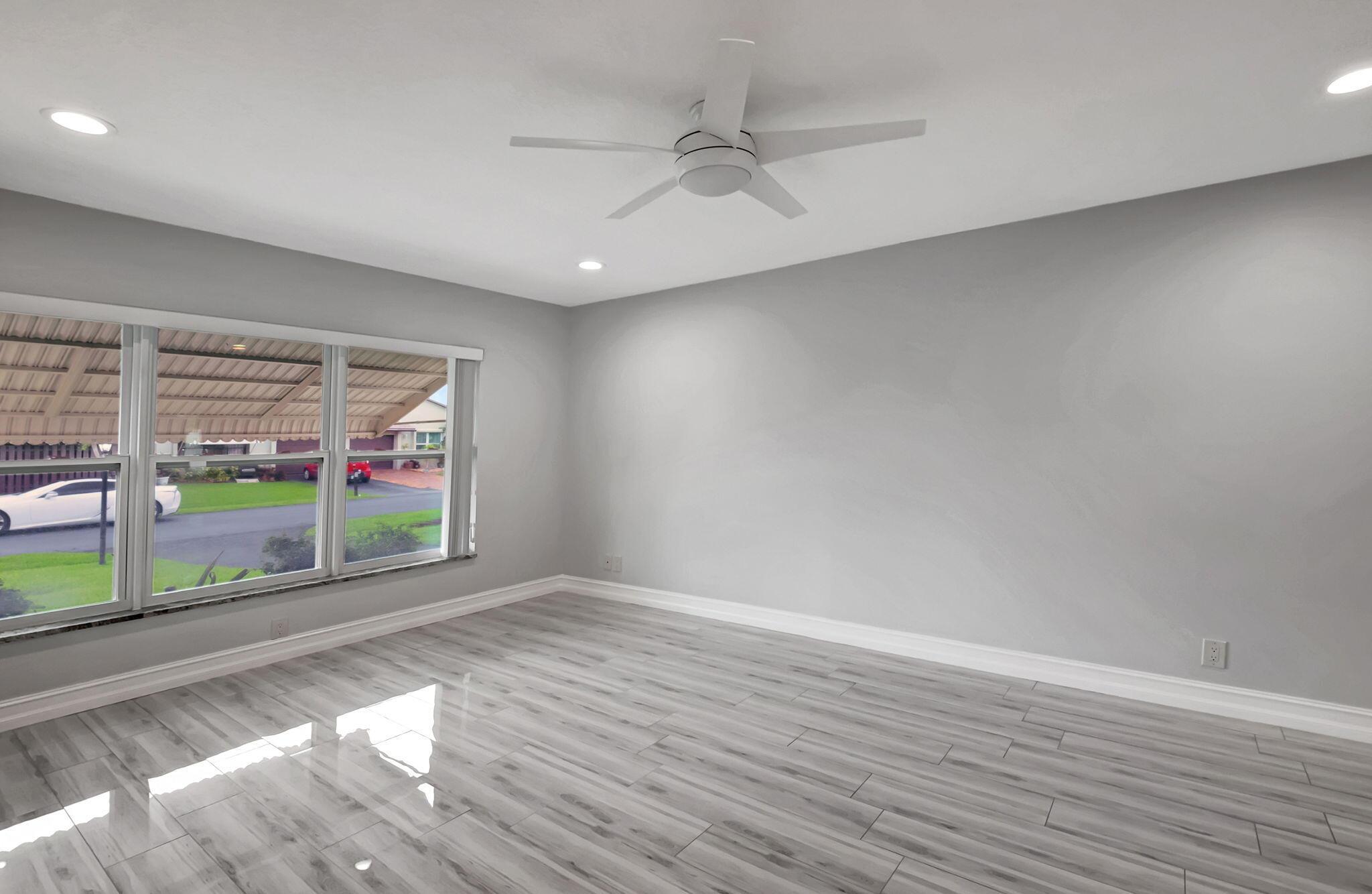 5846 Mirror Lakes Boulevard