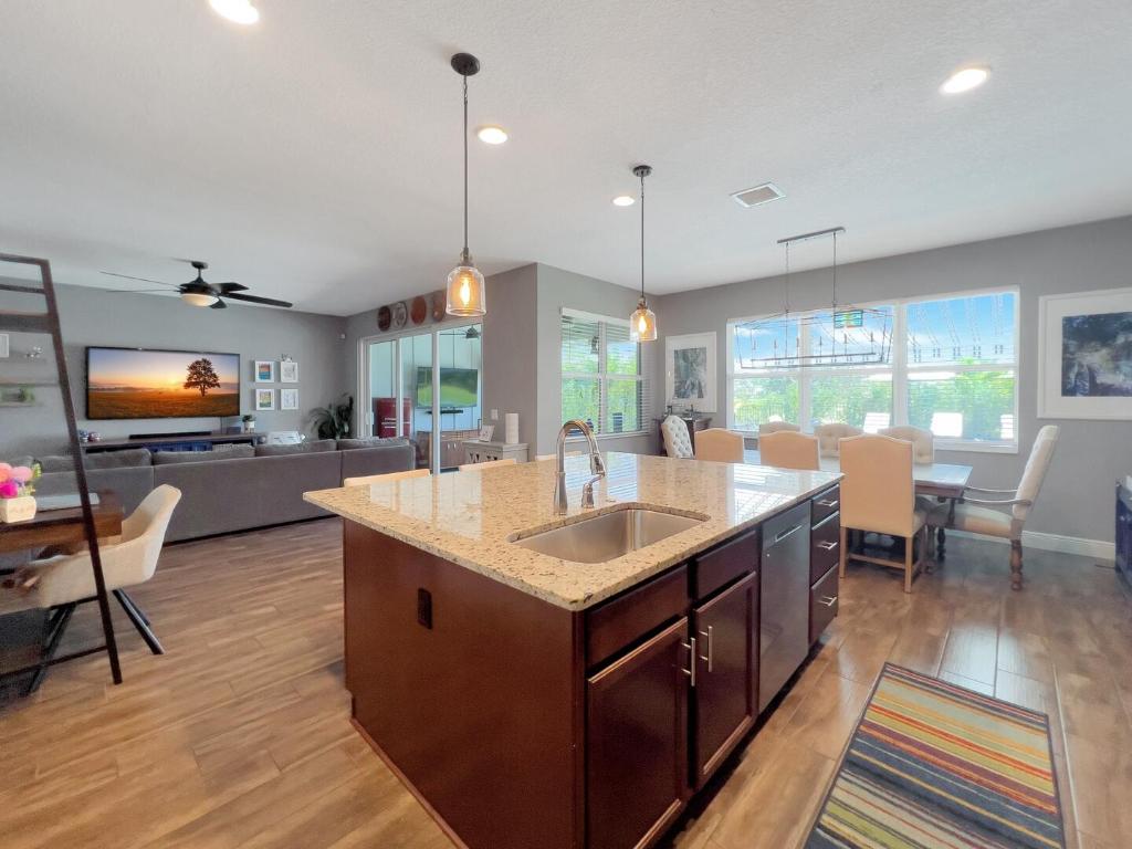 864 Sterling Pine Place, Loxahatchee