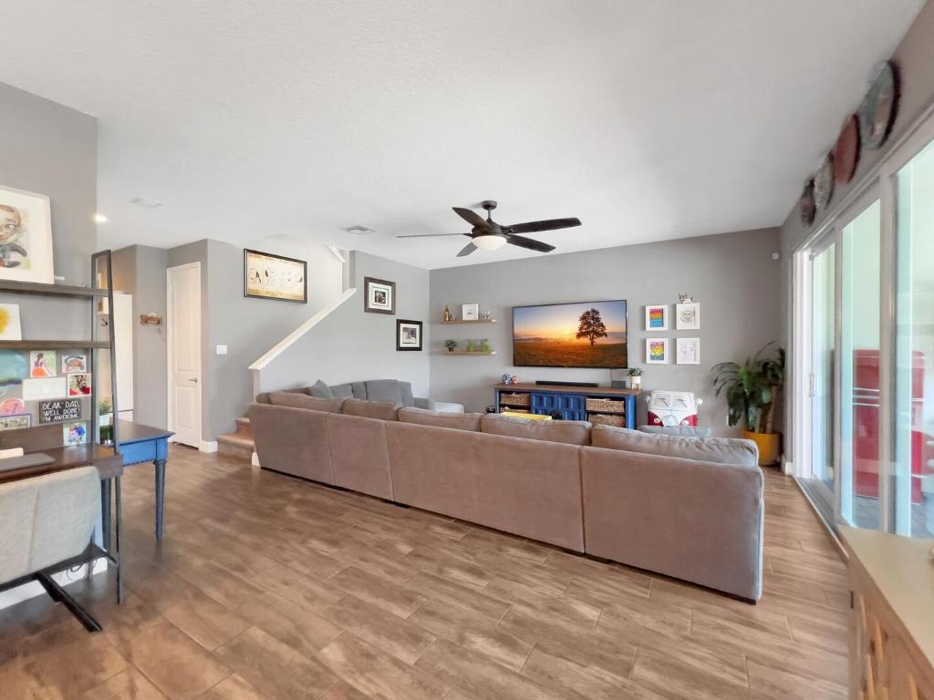 864 Sterling Pine Place, Loxahatchee