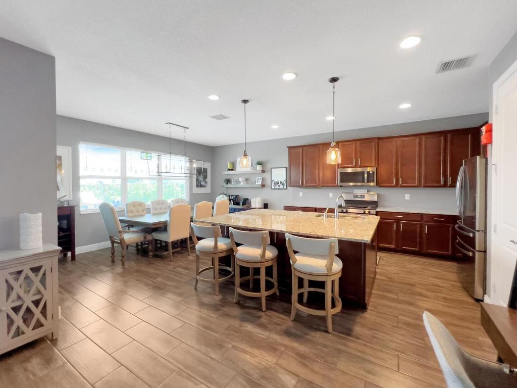 864 Sterling Pine Place, Loxahatchee