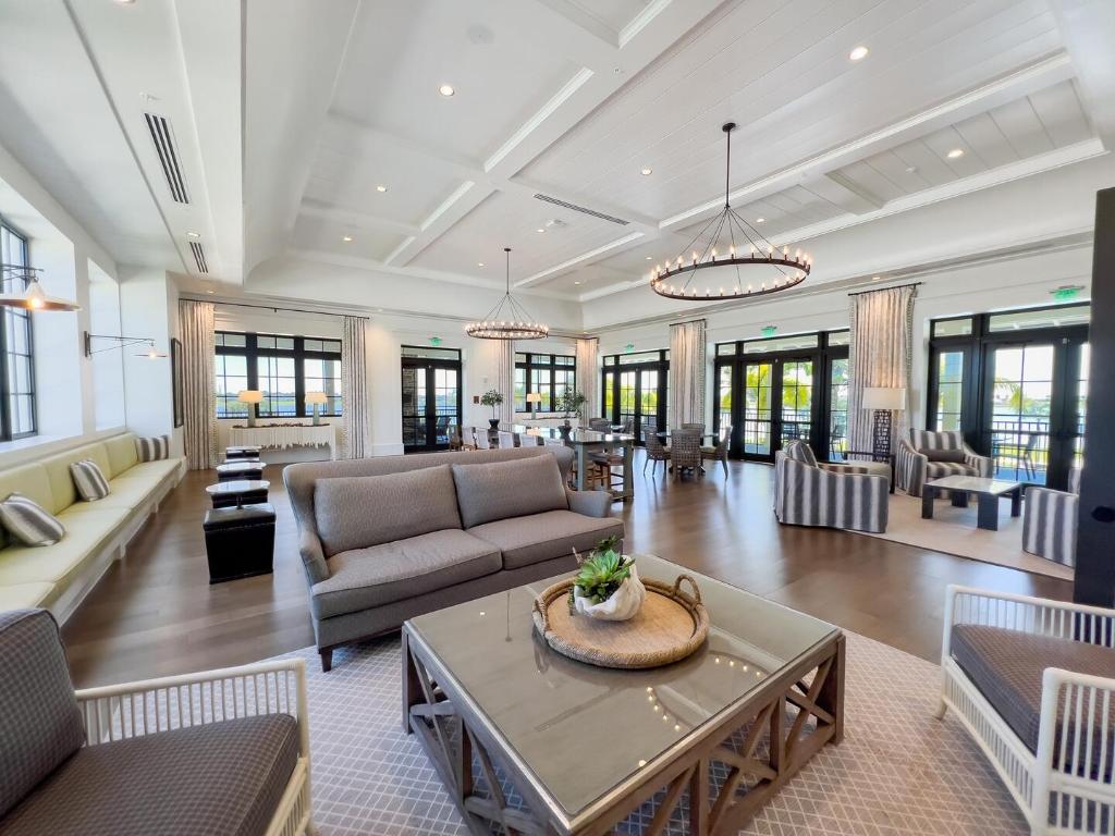 864 Sterling Pine Place, Loxahatchee