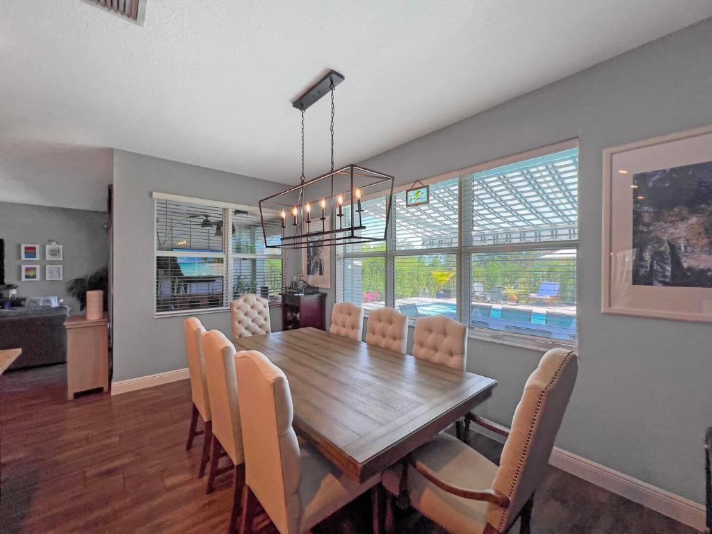 864 Sterling Pine Place, Loxahatchee