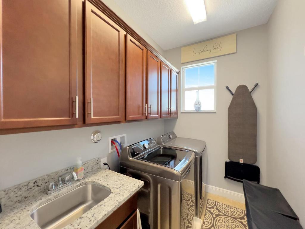 864 Sterling Pine Place, Loxahatchee