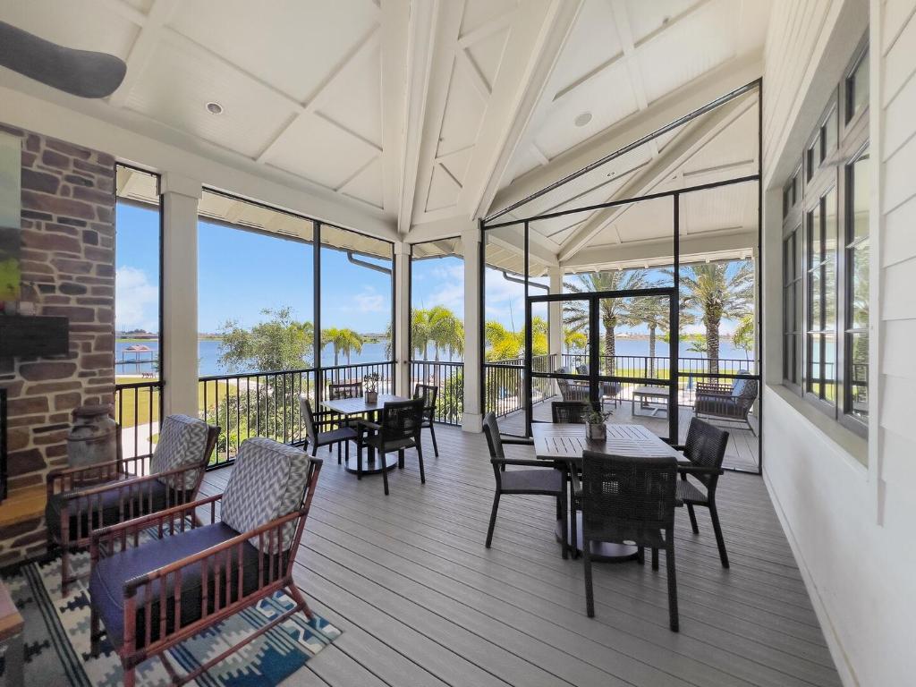 864 Sterling Pine Place, Loxahatchee