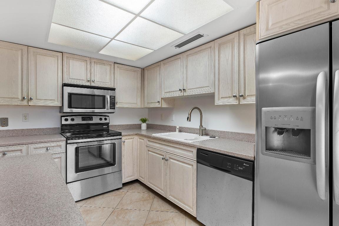 4 Atrium Circle A, Atlantis Unit: A