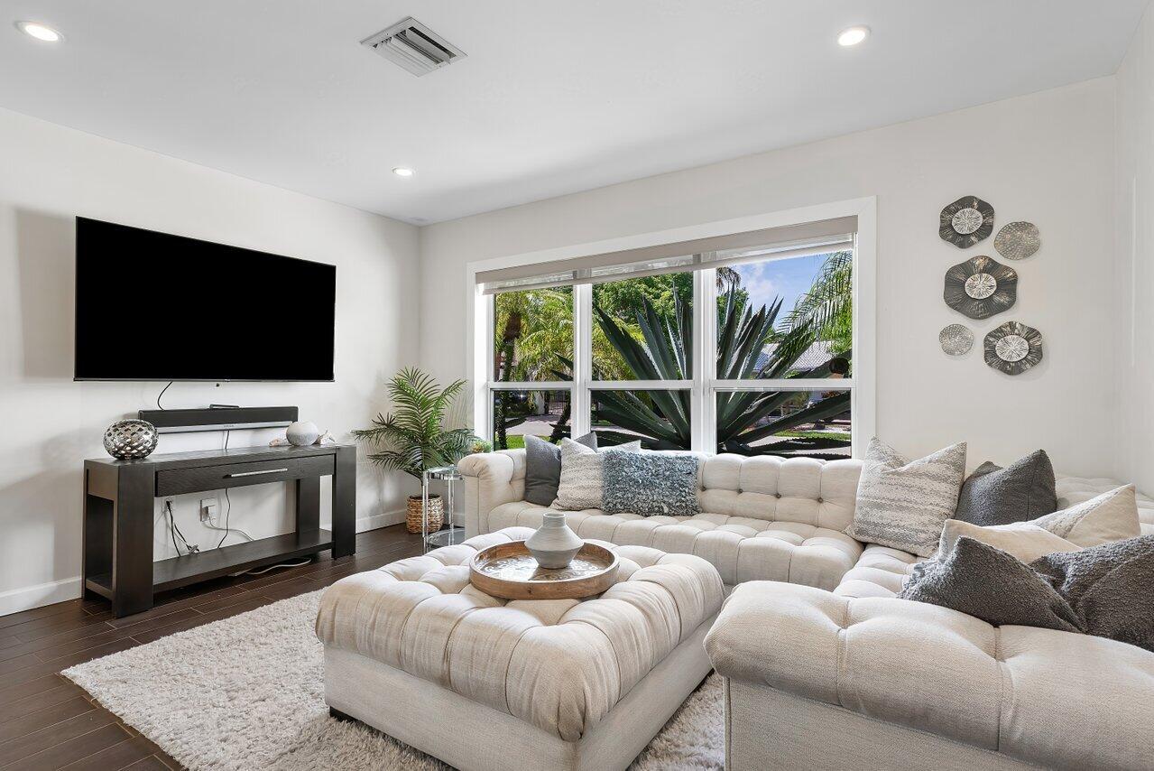 855 Berkeley Street ()