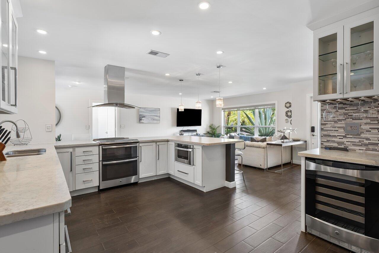 855 Berkeley Street ()