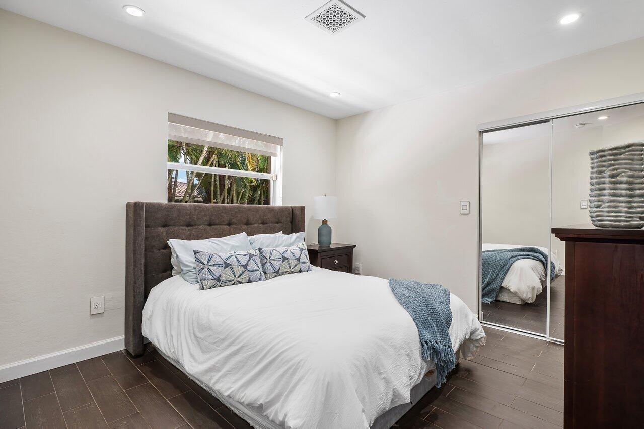 855 Berkeley Street ()