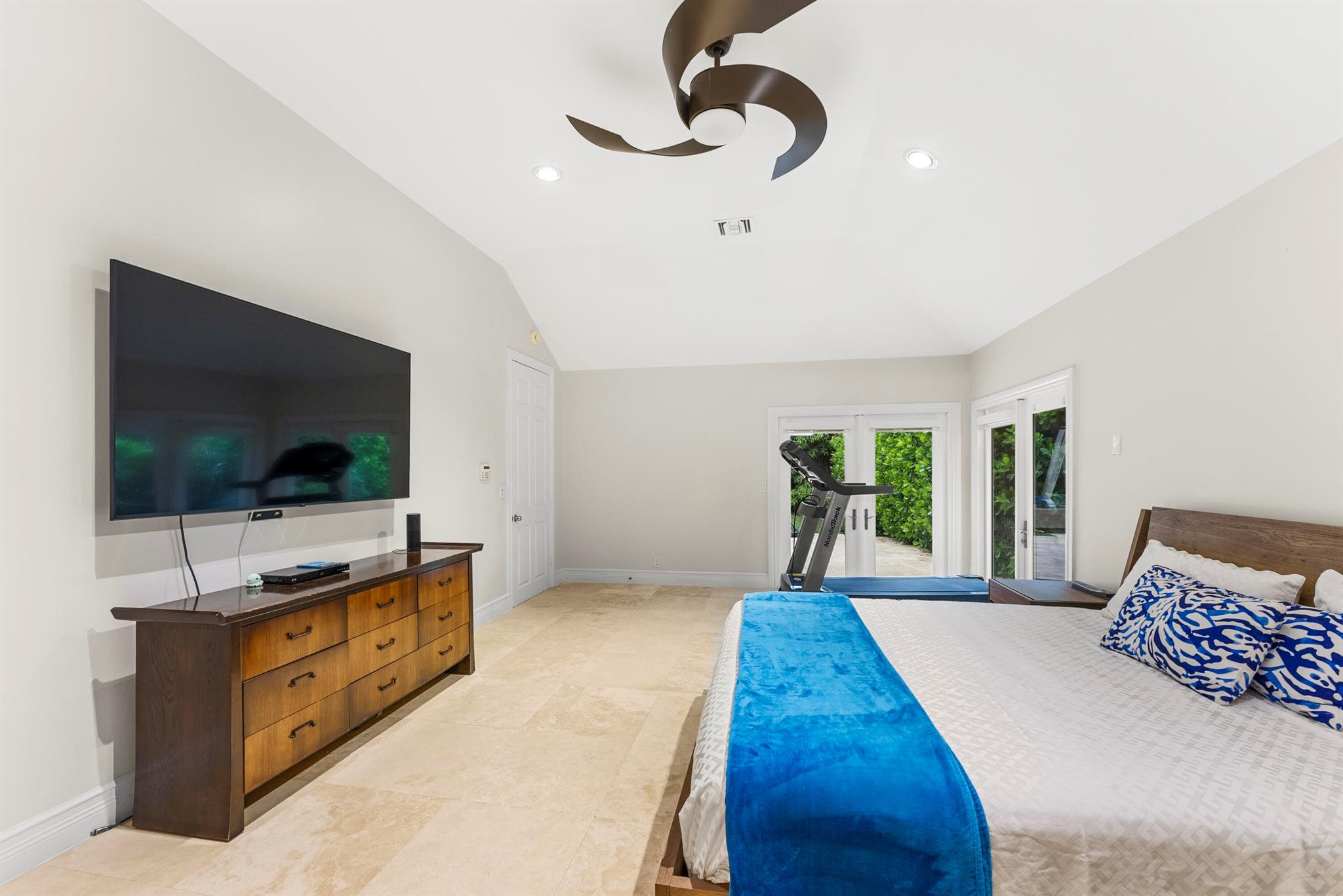 915 Parkside Circle N