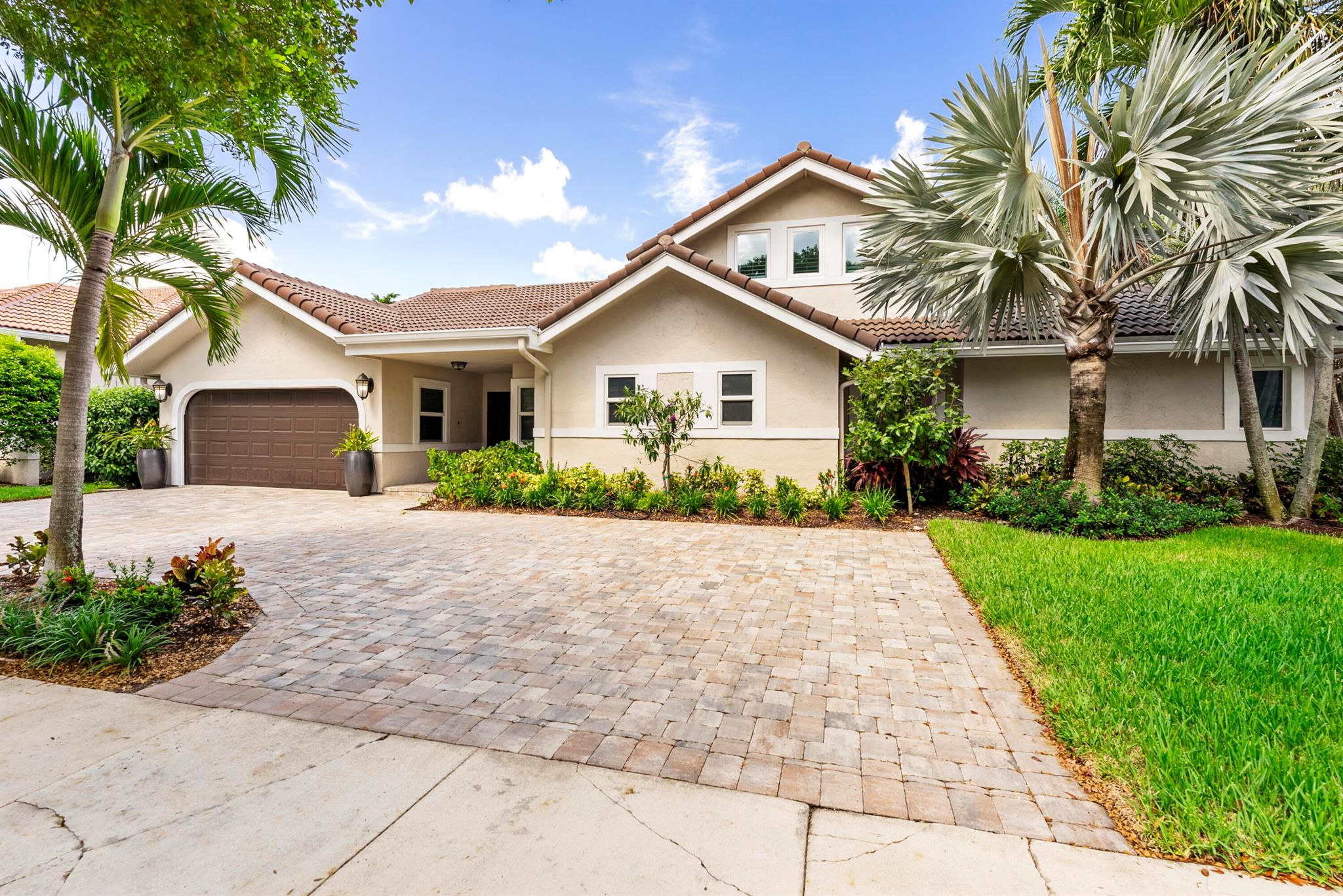 915 Parkside Circle N