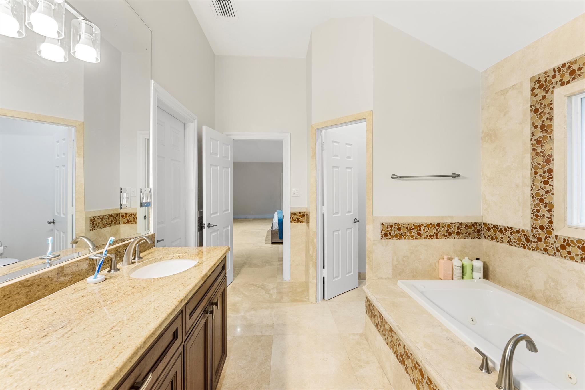 915 Parkside Circle N