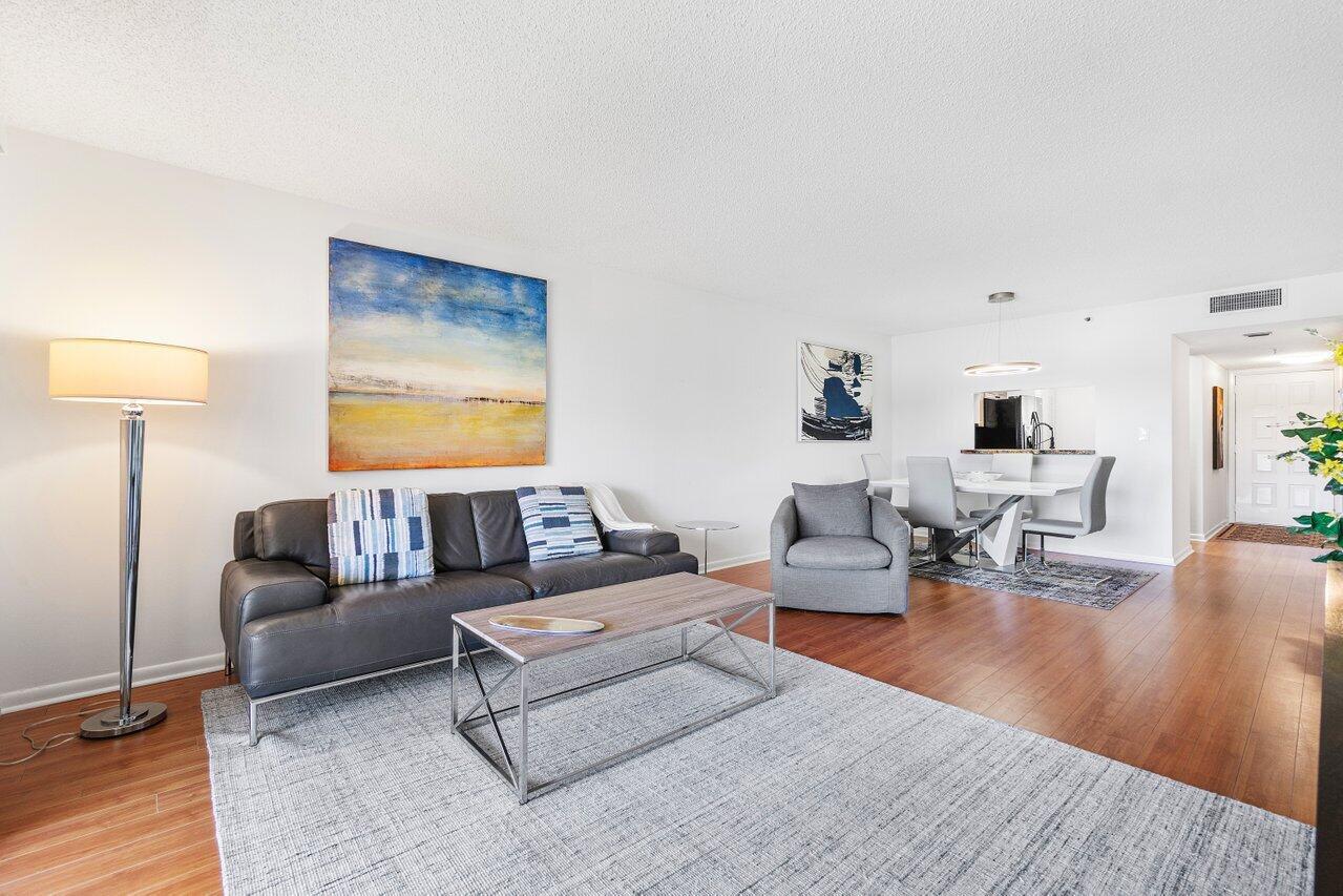 6866 Huntington Lane 205