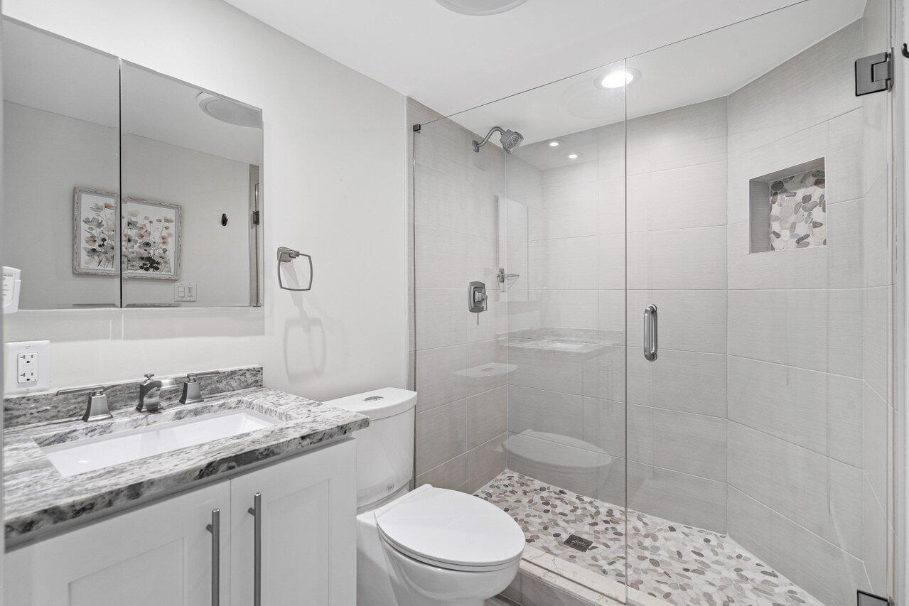 2900 NE 14th St Causeway 807