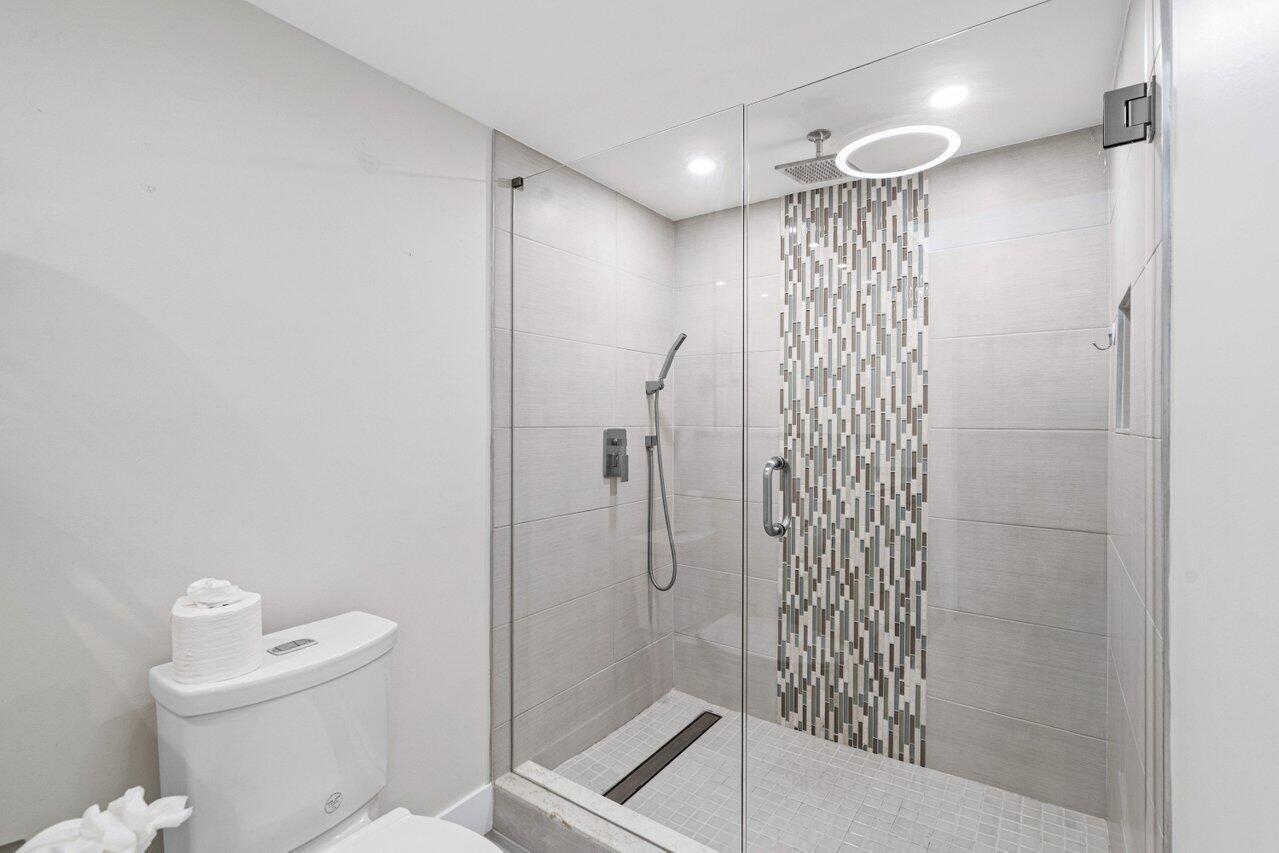 2900 NE 14th St Causeway 807