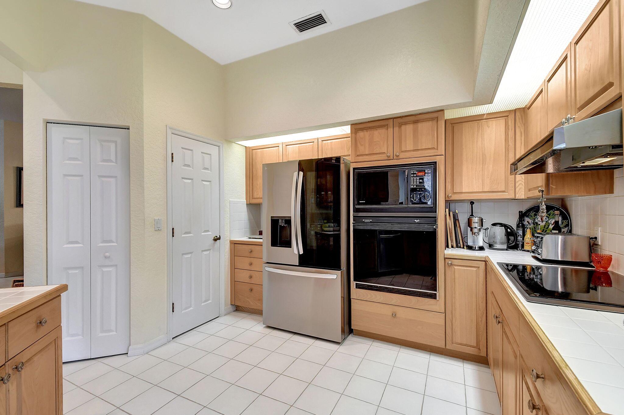 2773 Hampton Circle S