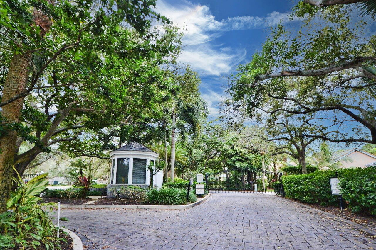 2773 Hampton Circle S