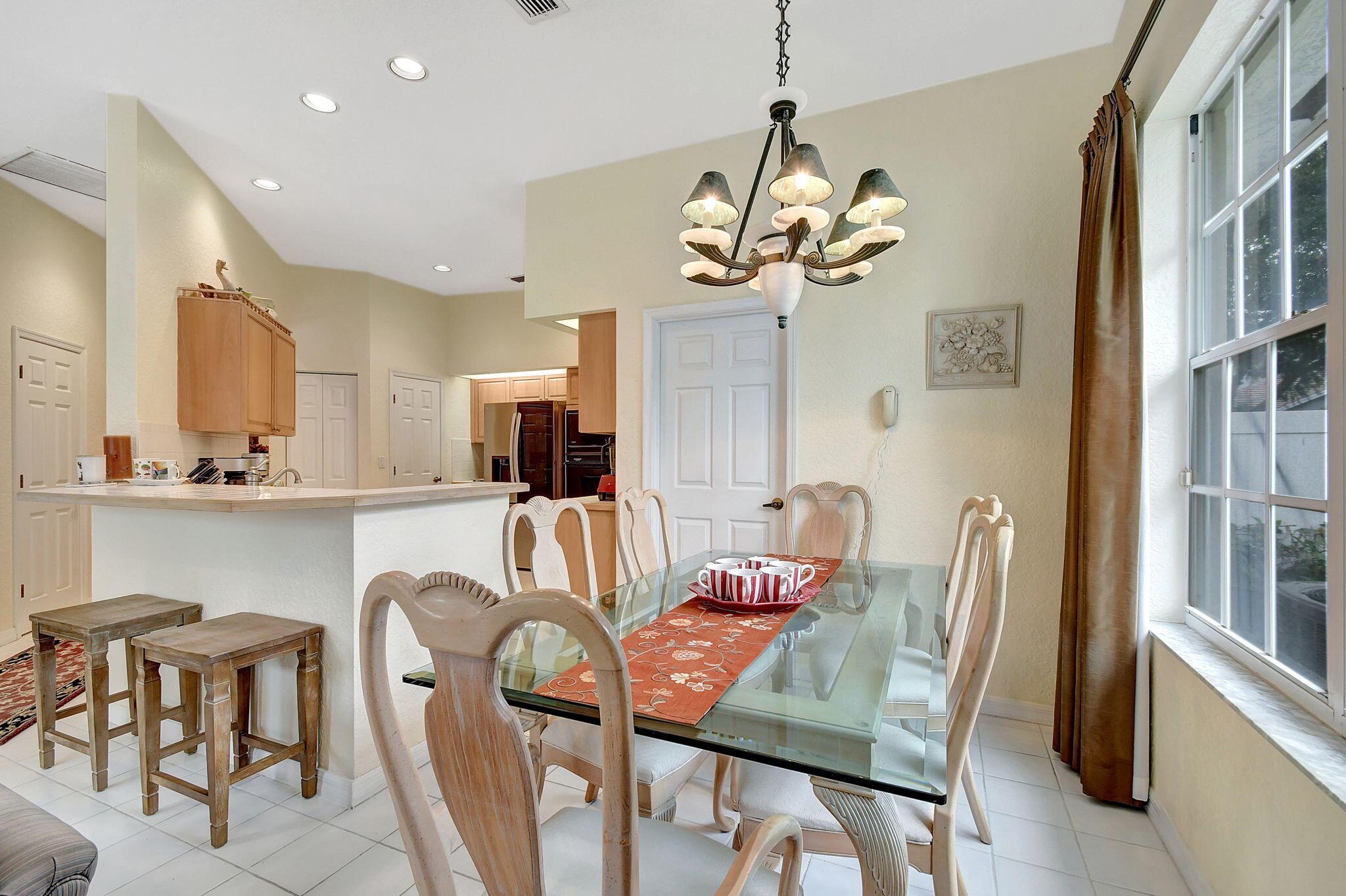 2773 Hampton Circle S