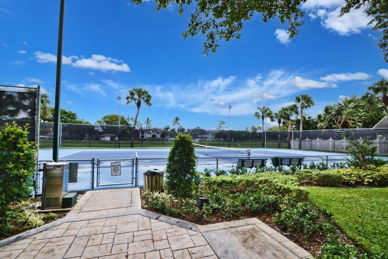 2773 Hampton Circle S