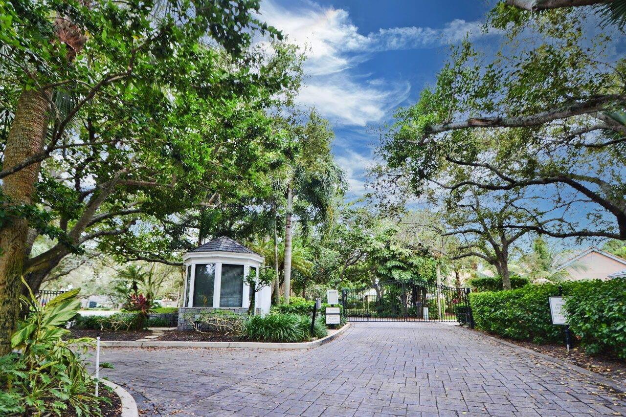 2773 Hampton Circle S