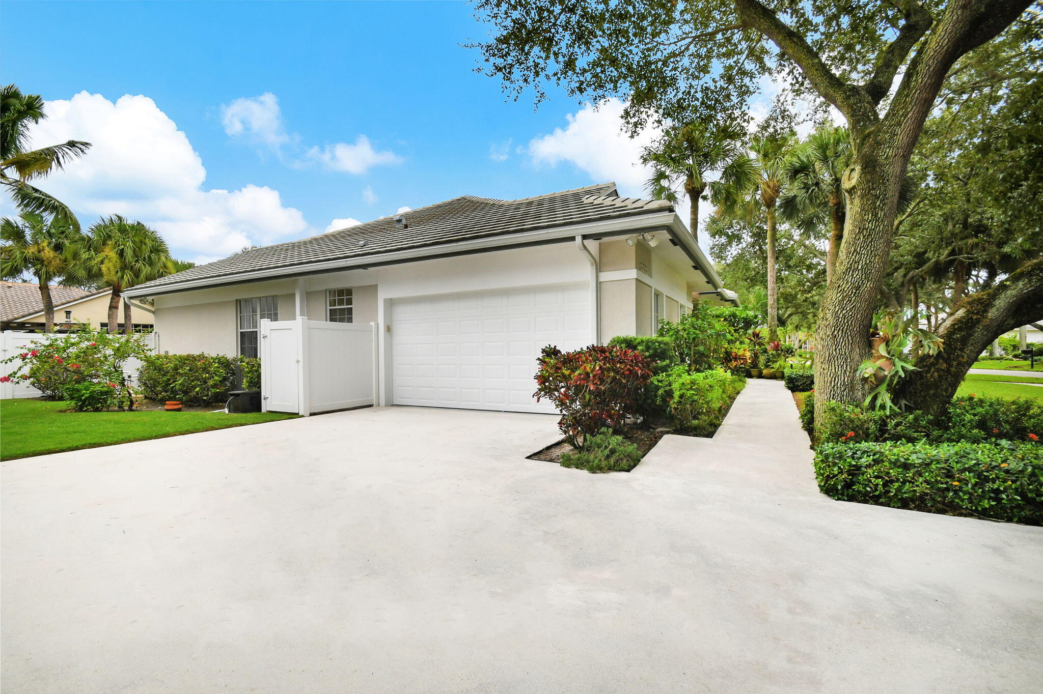 2773 Hampton Circle S