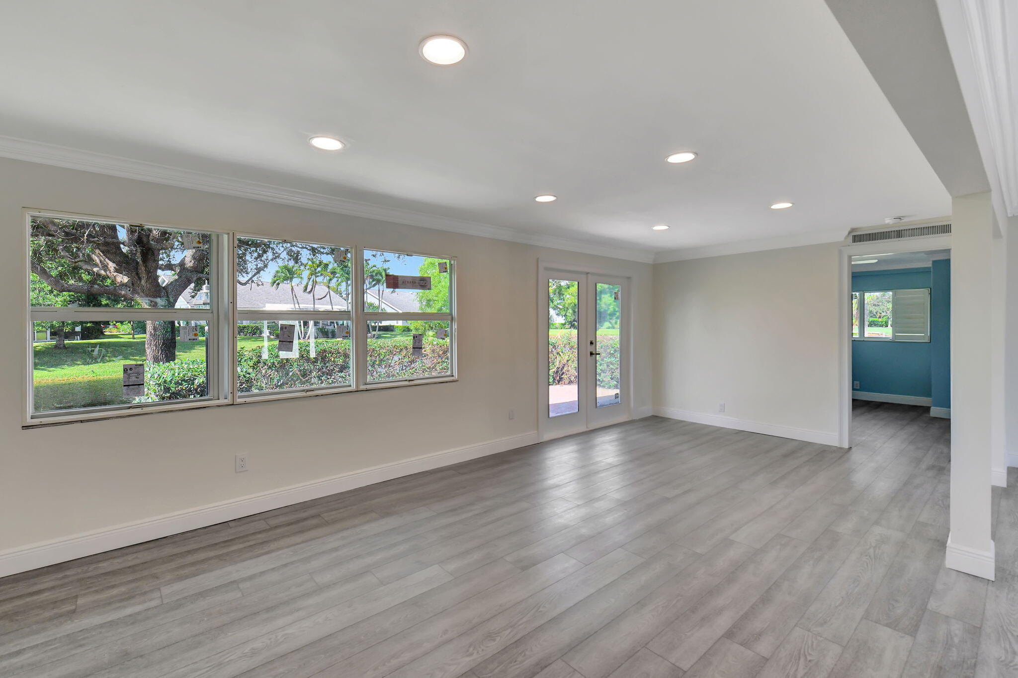 11601 N Lake Drive 10 Garden