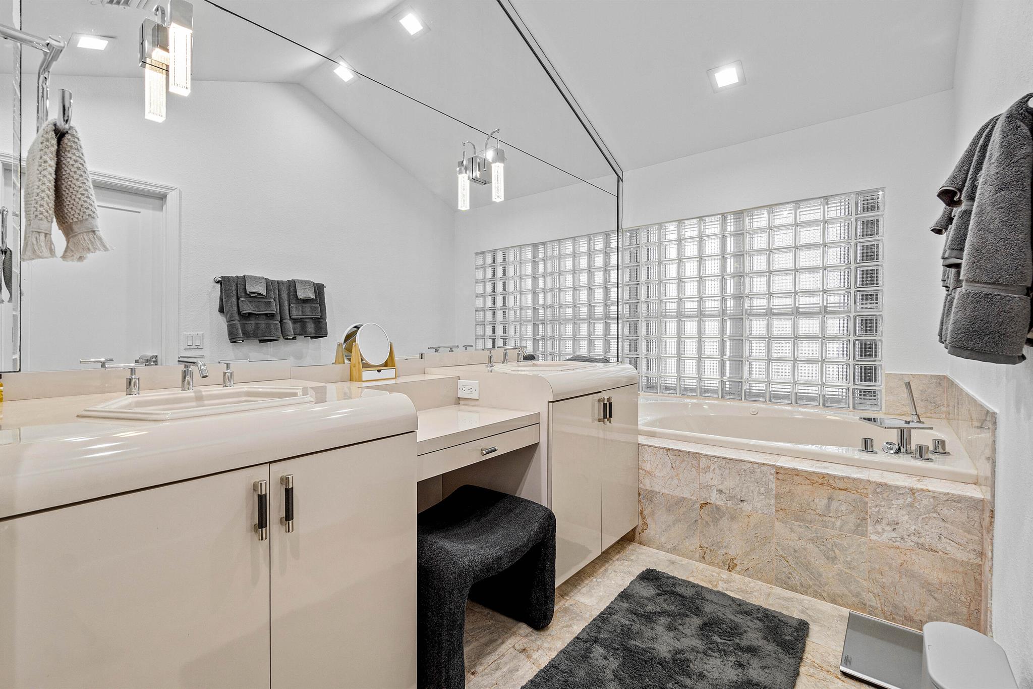 2677 N Ocean Boulevard Th-18-H