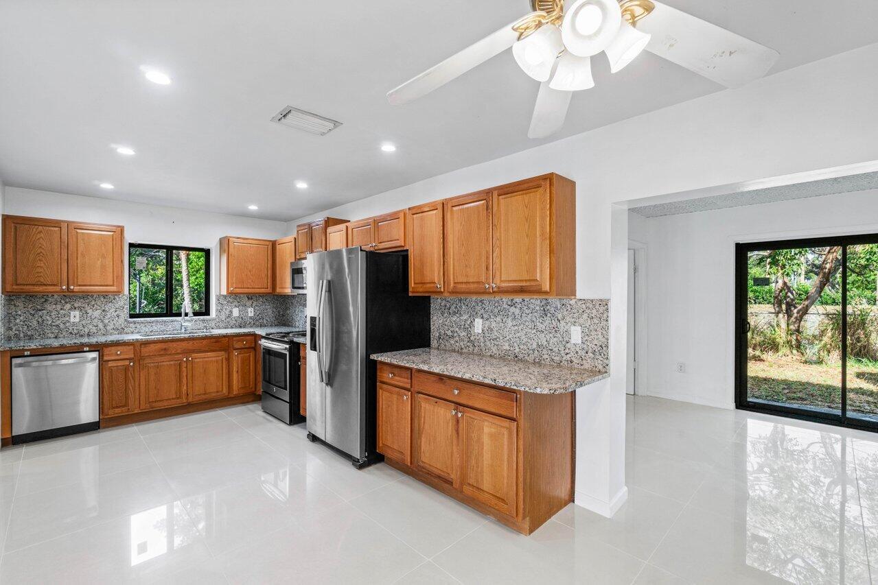 899 NW 7th Street