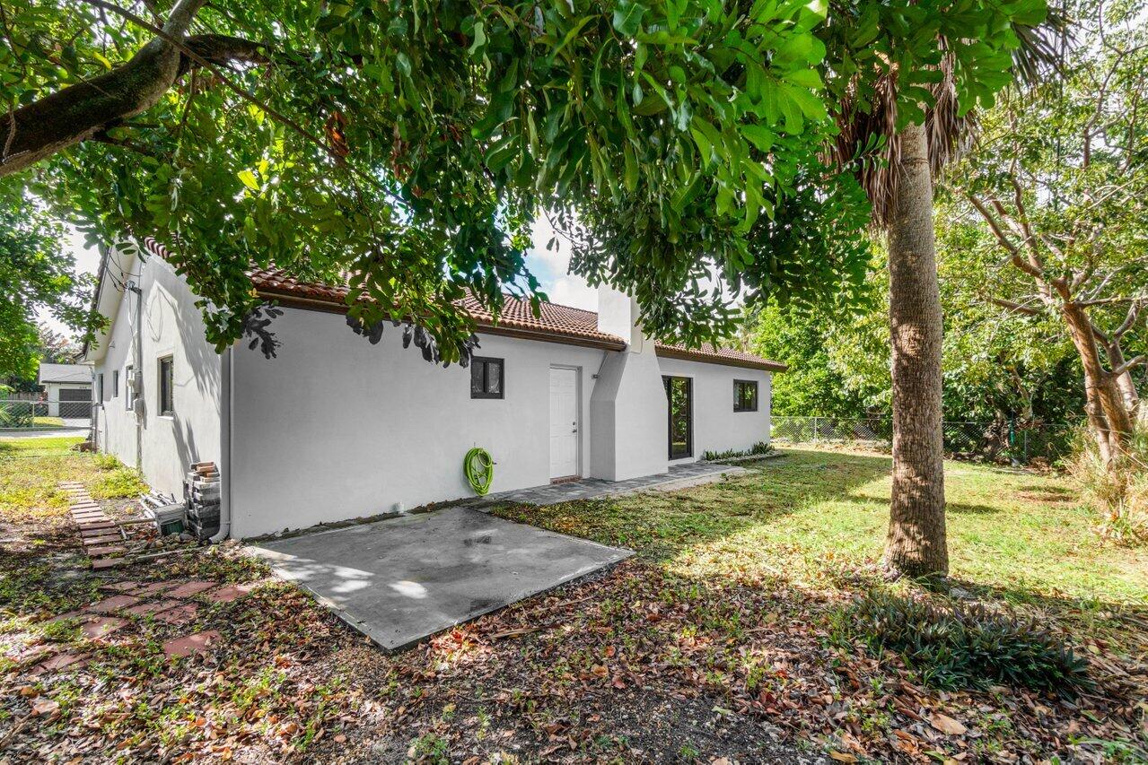 899 NW 7th Street