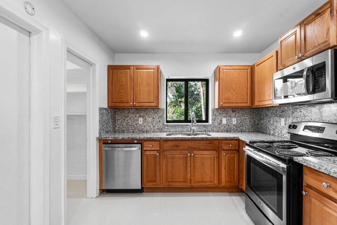 899 NW 7th Street