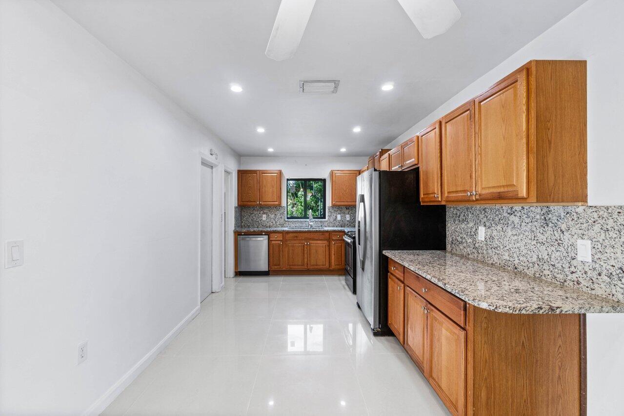 899 NW 7th Street