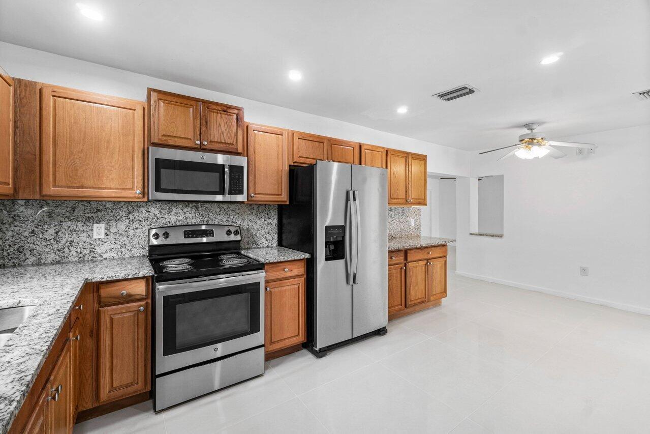 899 NW 7th Street