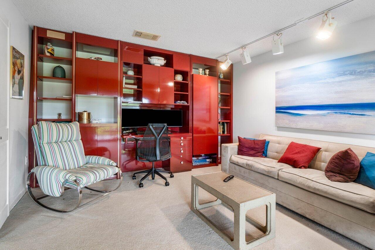 11 Stratford Drive E A