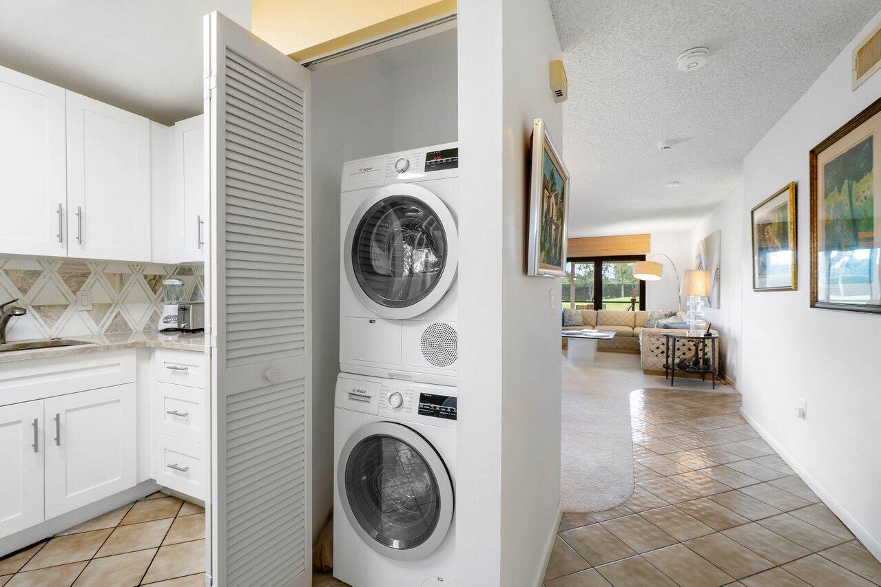 11 Stratford Drive E A