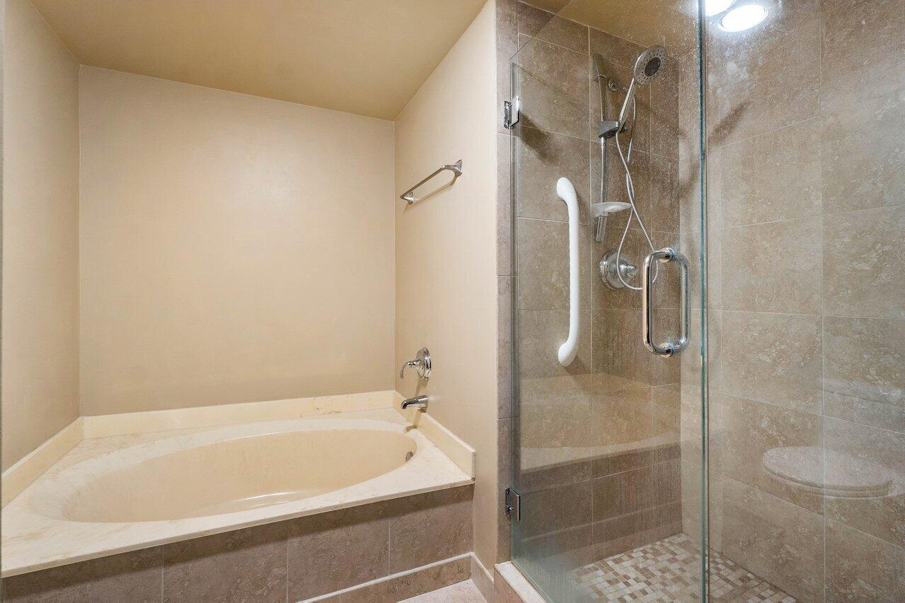 11 Stratford Drive E A