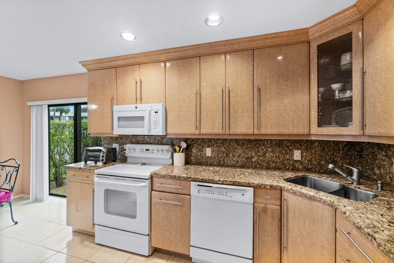 10 Stratford Drive E A