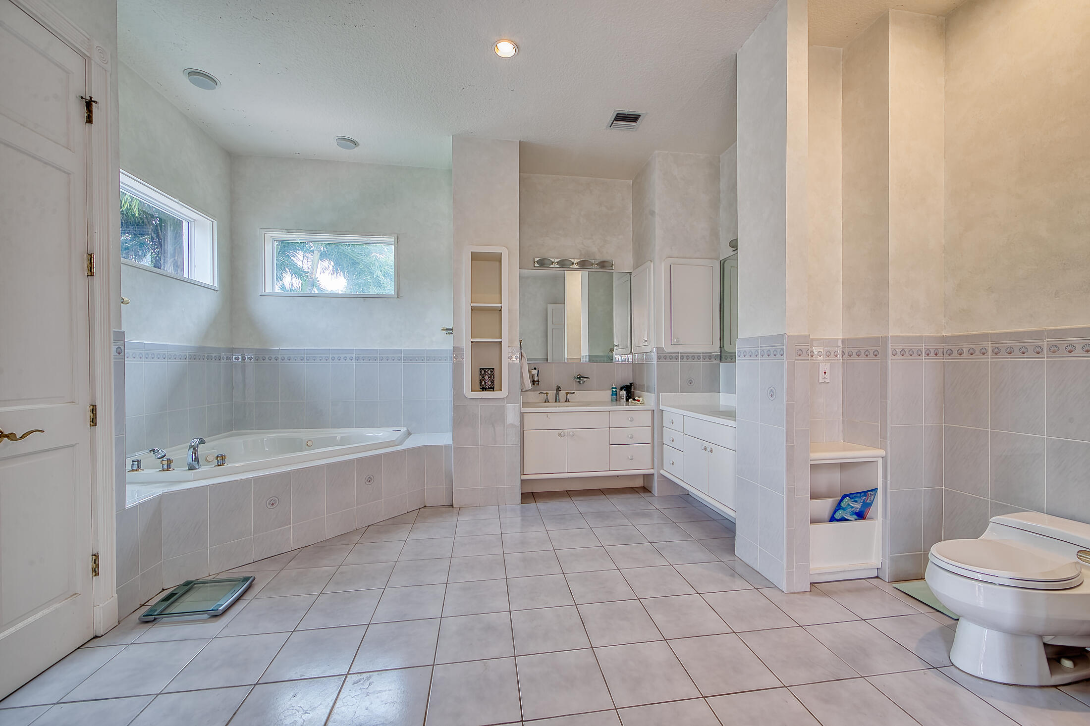 100 Glenbrook Court, Atlantis