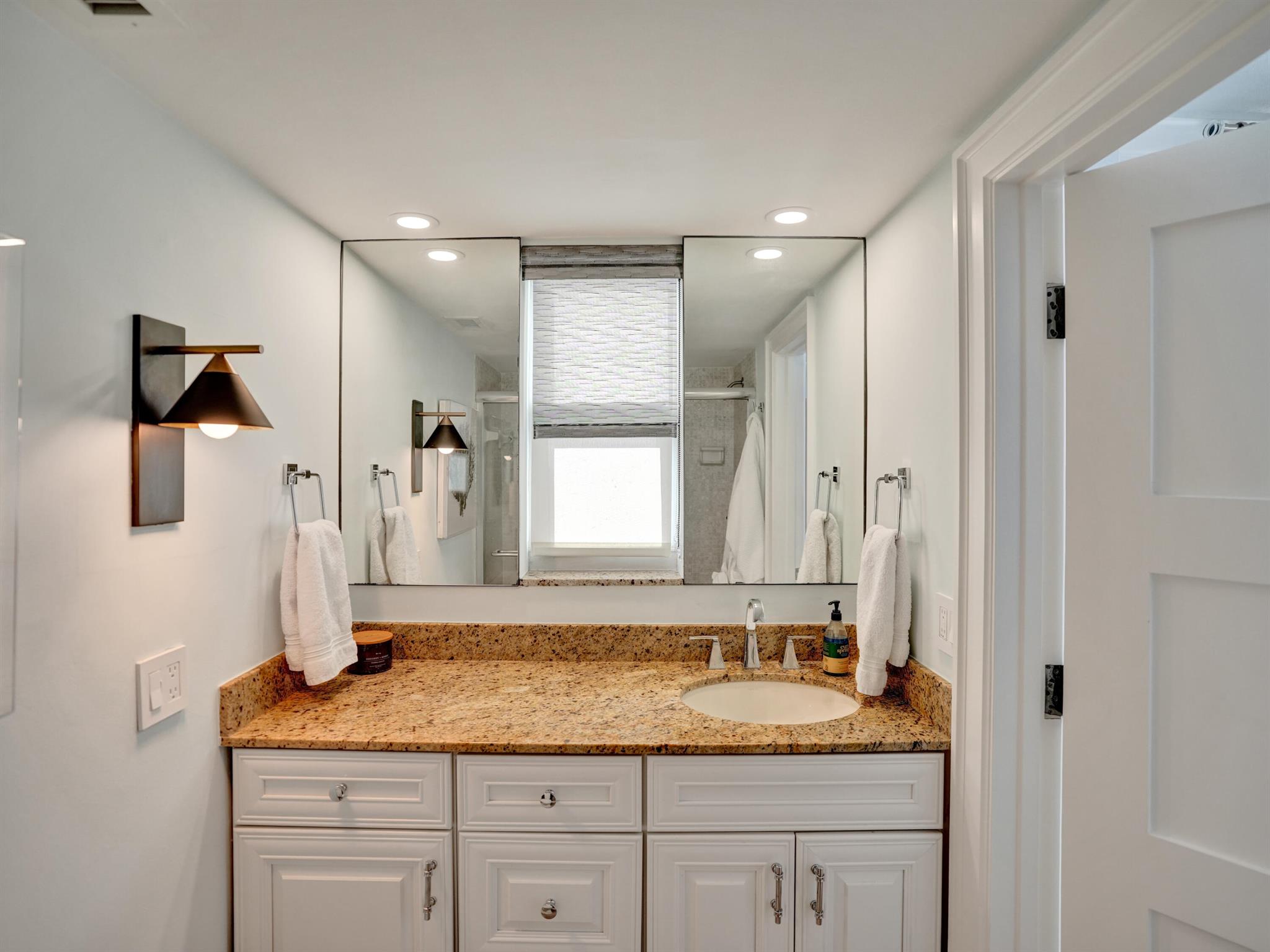 1051 Hillsboro Mile 510e