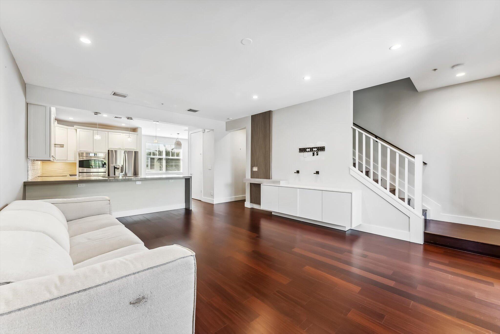 106 SW 1st Avenue