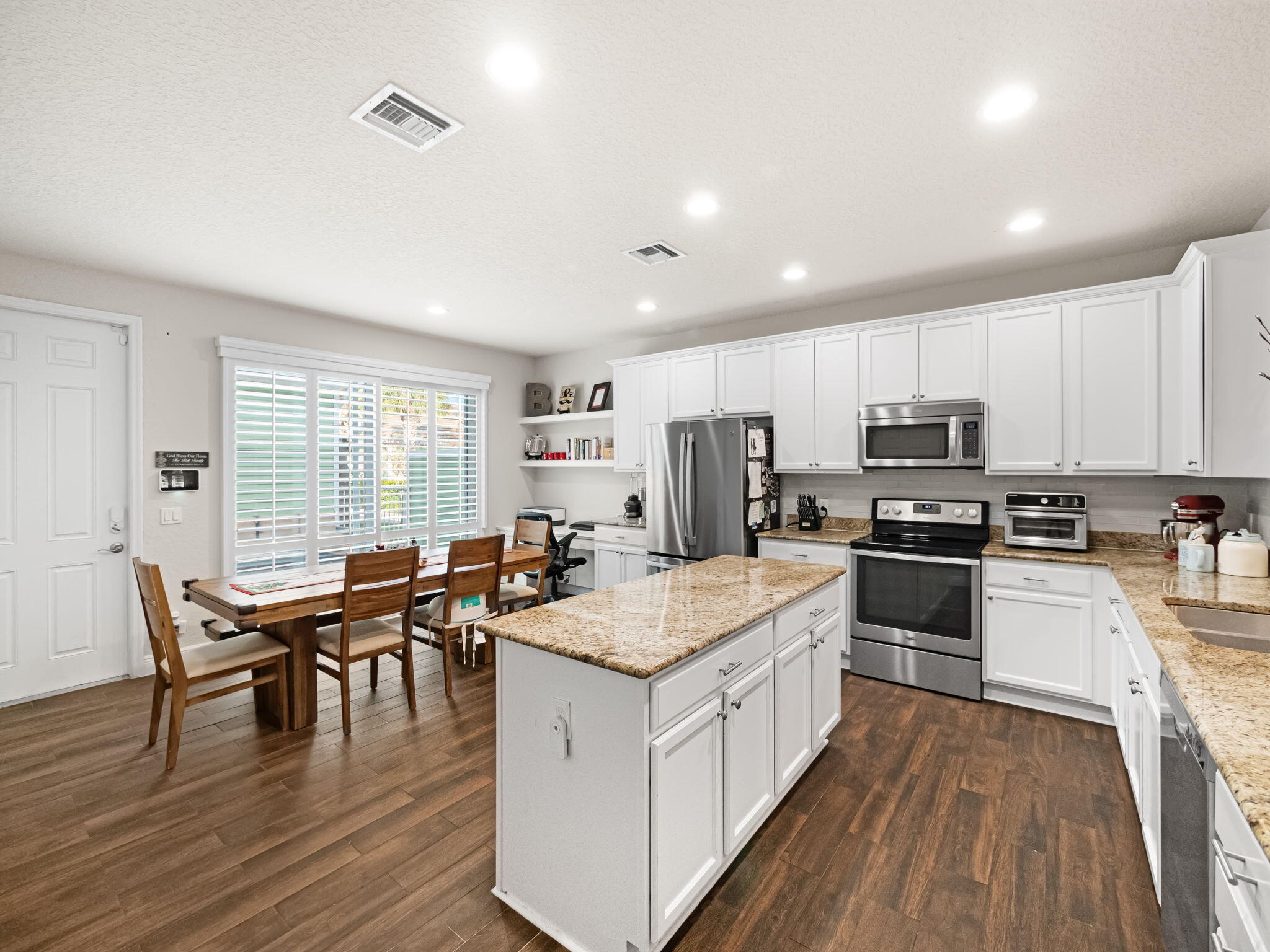 1233 Dakota Drive