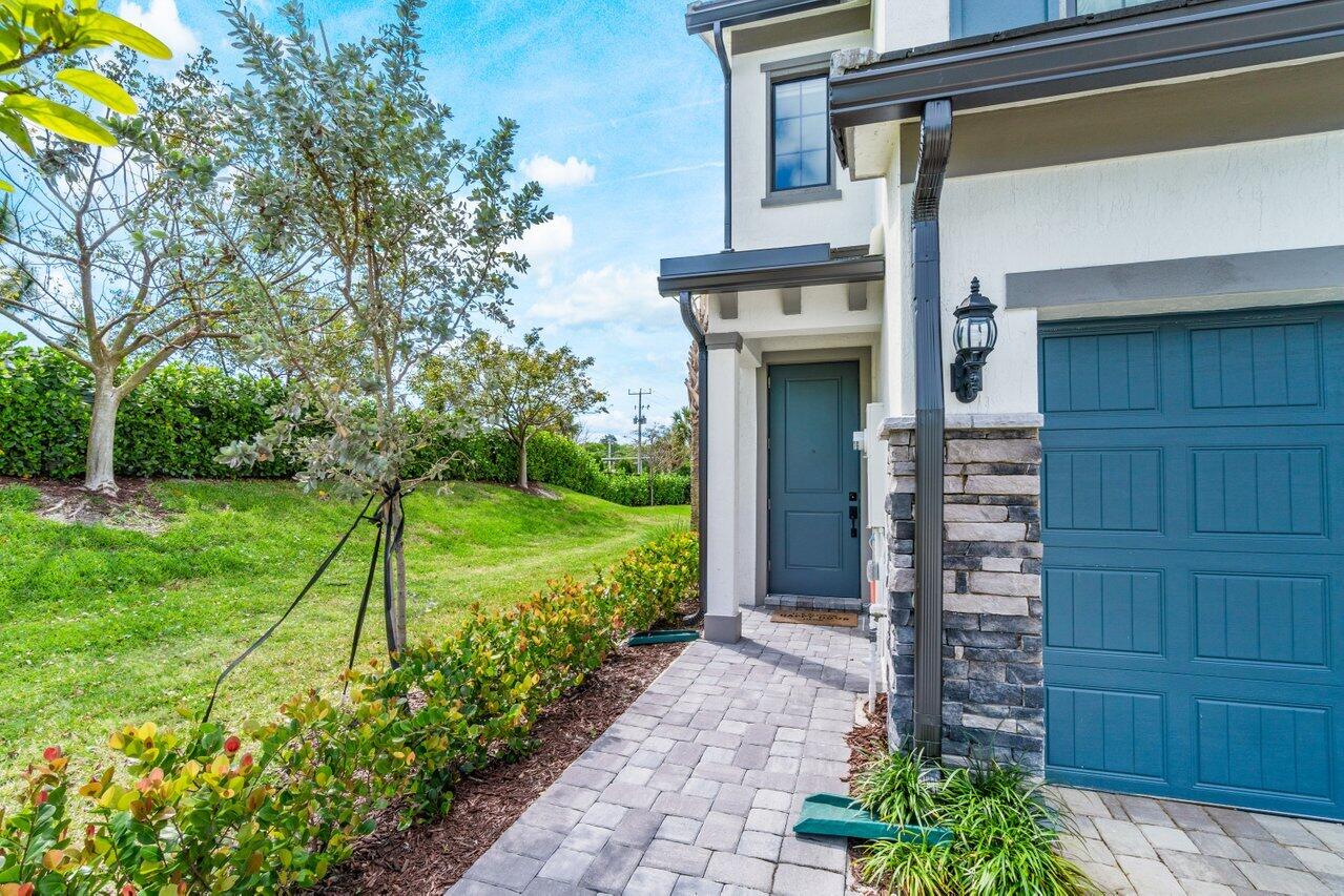 2100 Appleton Circle S