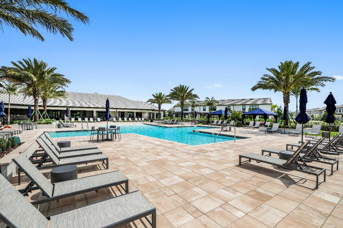 2100 Appleton Circle S