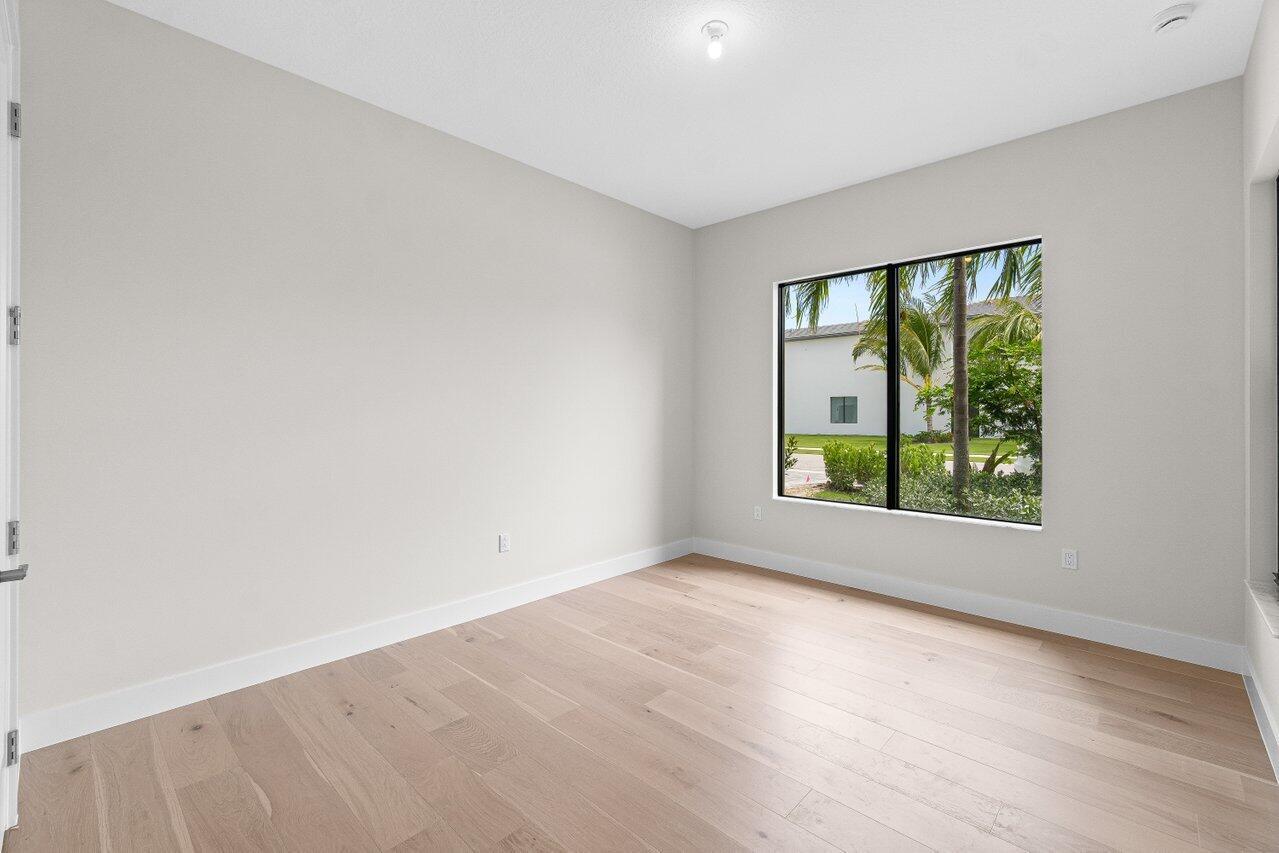 20407 Southernwood Avenue