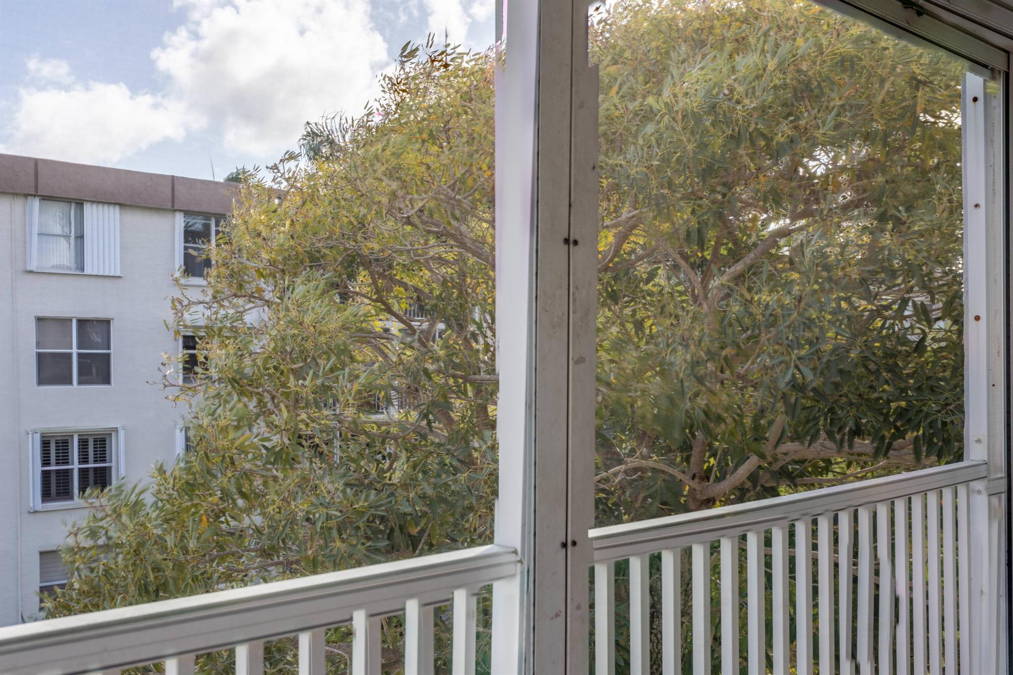 2012 S Federal Highway 301