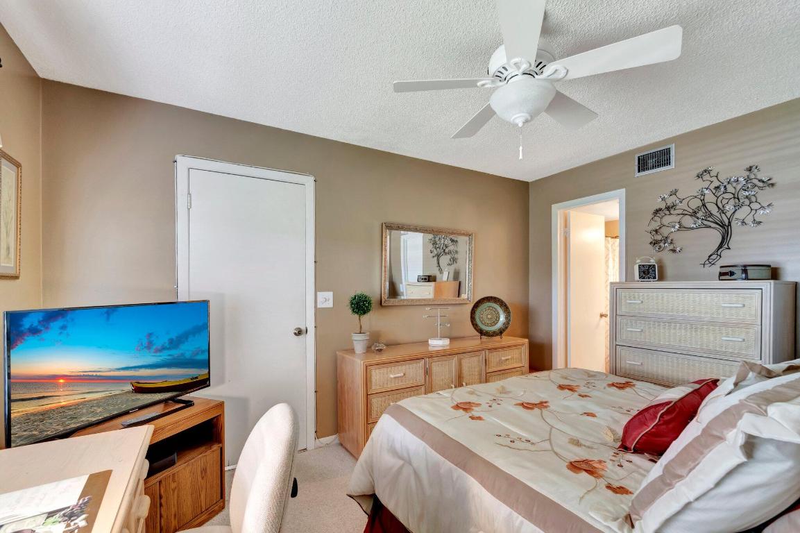 7202 Golf Colony Court 203, Lake Worth Unit: 203