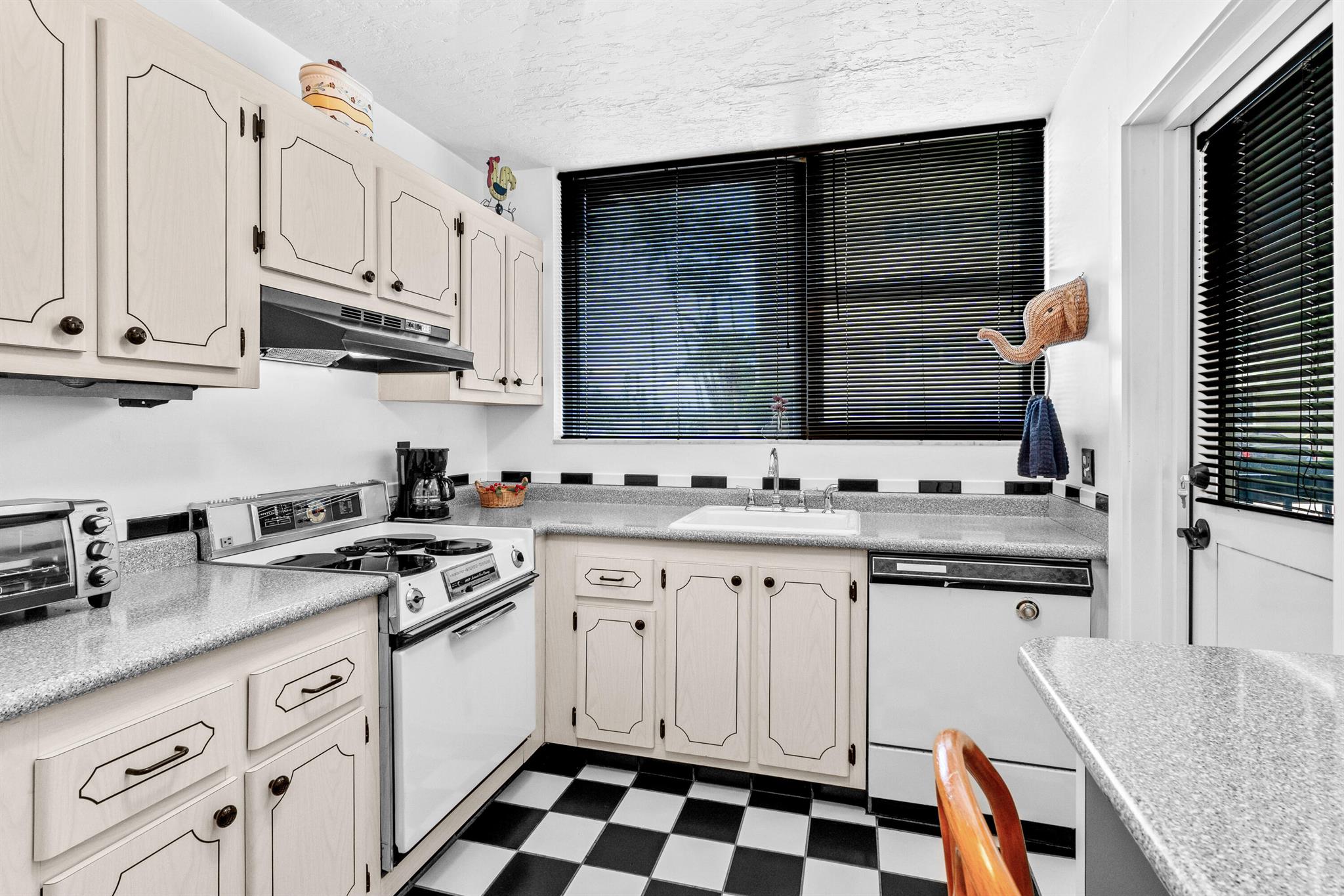 1237 Hillsboro Mile 101