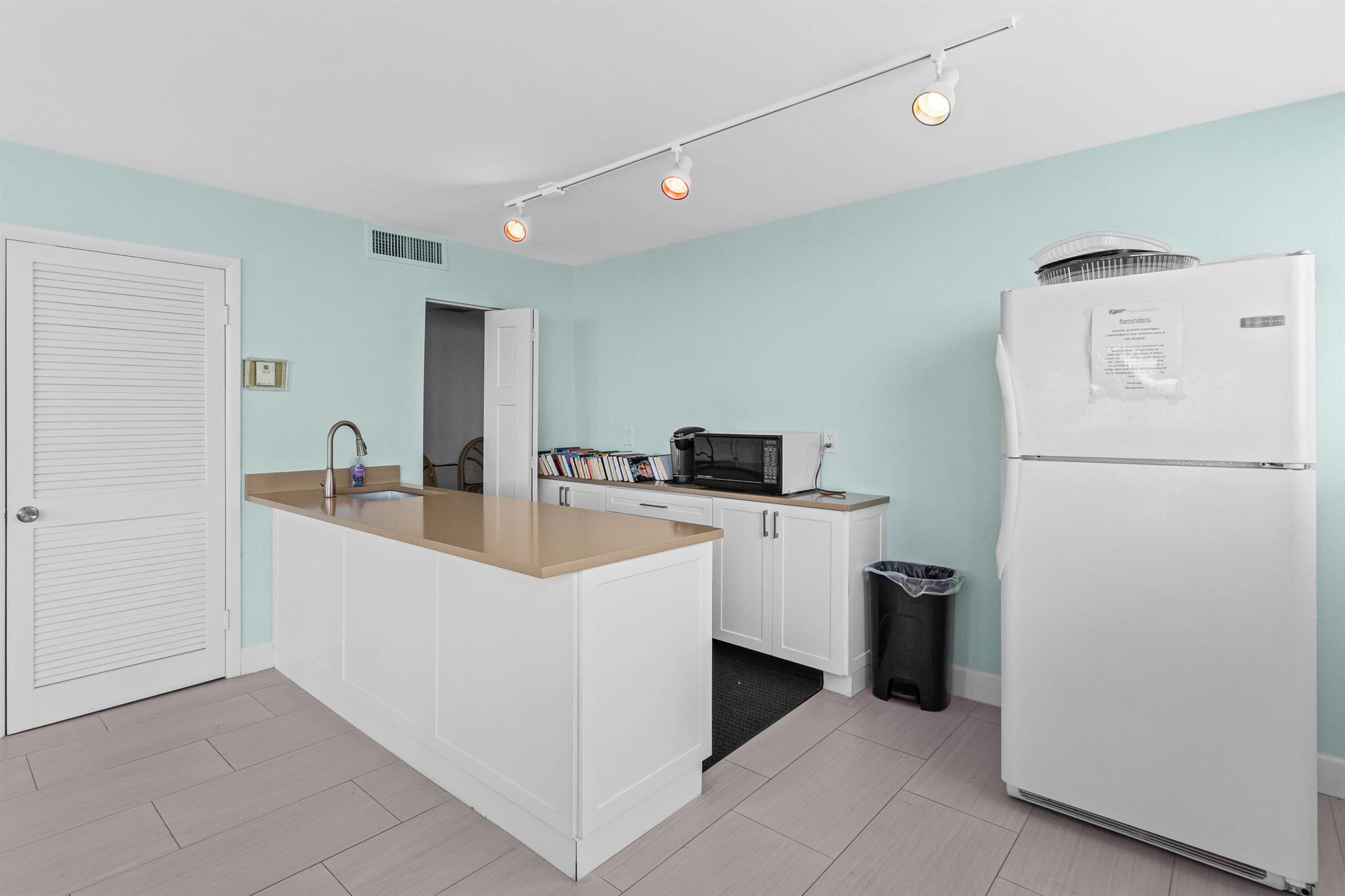 1237 Hillsboro Mile 101