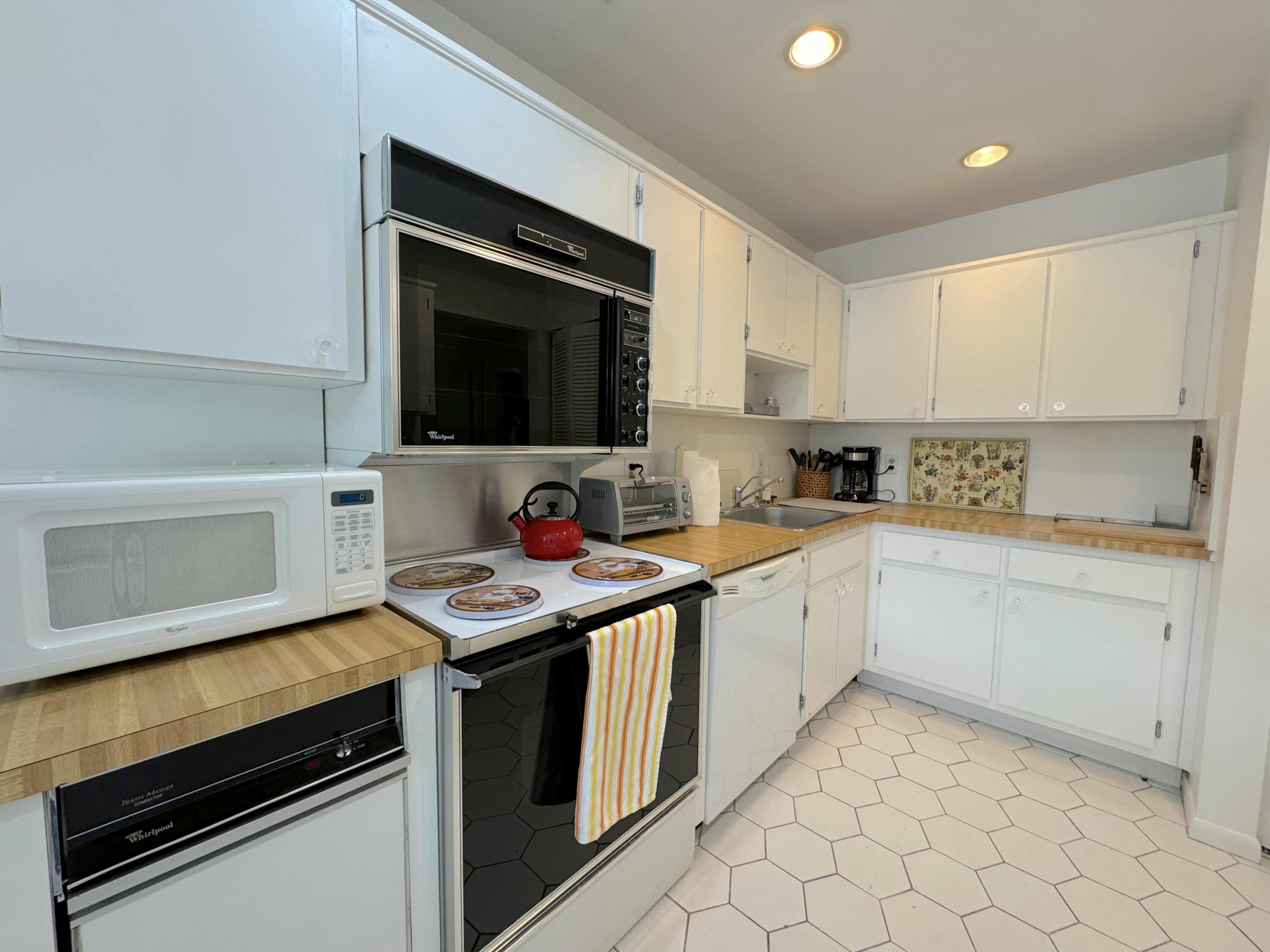 9 Stratford Drive E B