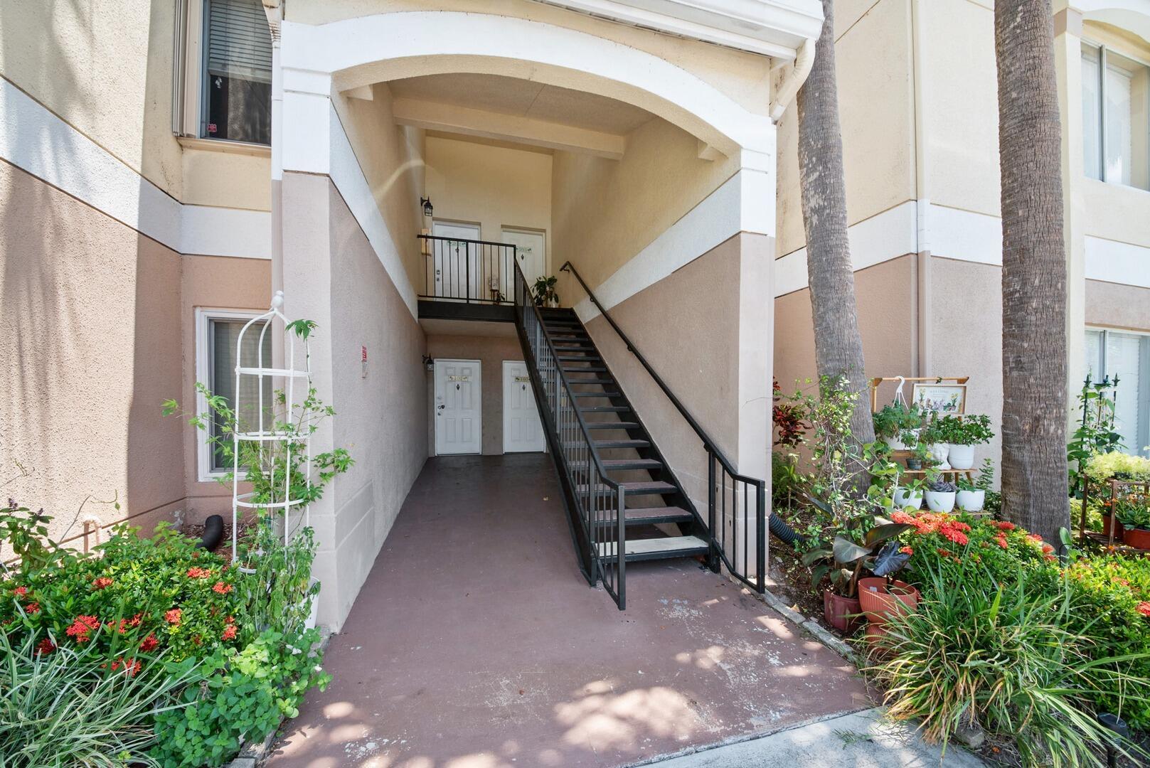 815 W Boynton Beach Boulevard 16-103