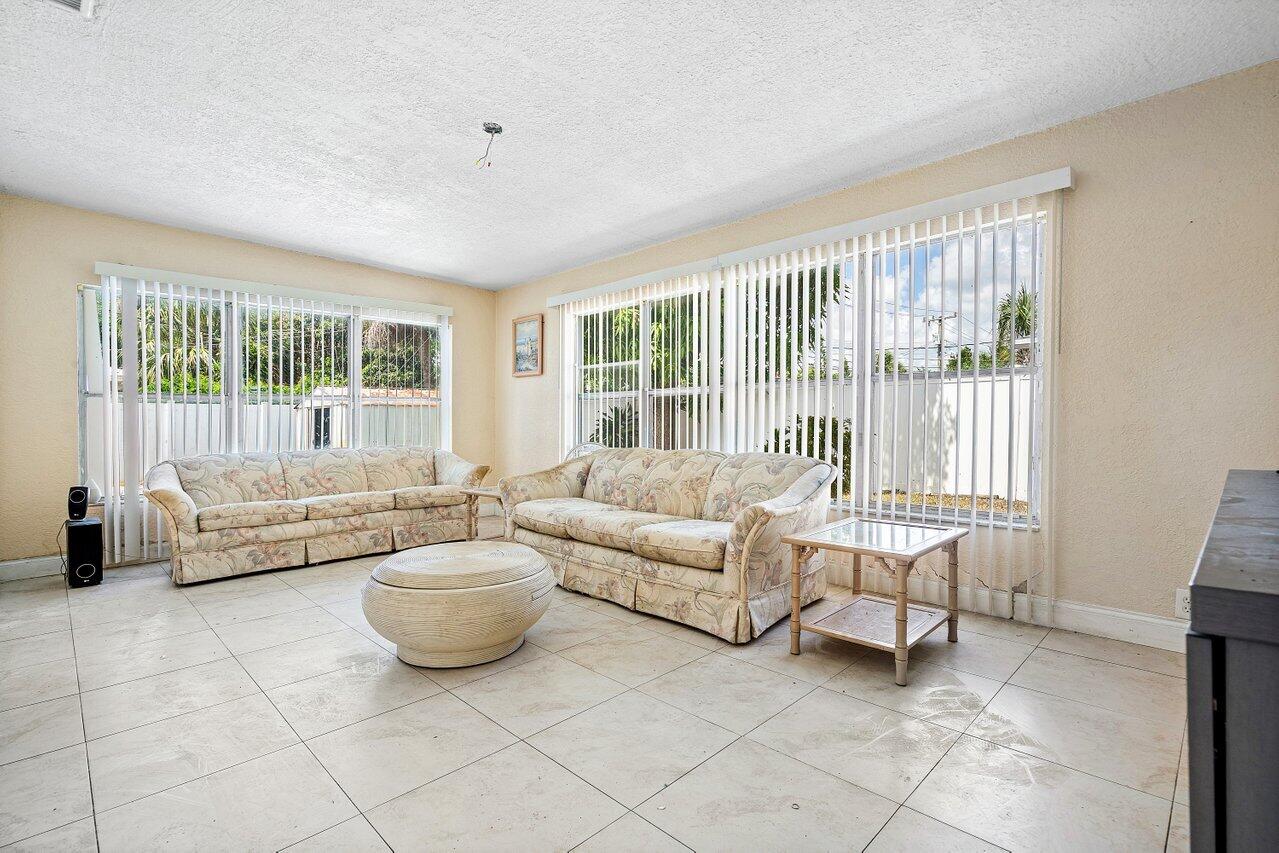 1209 N Australian Avenue